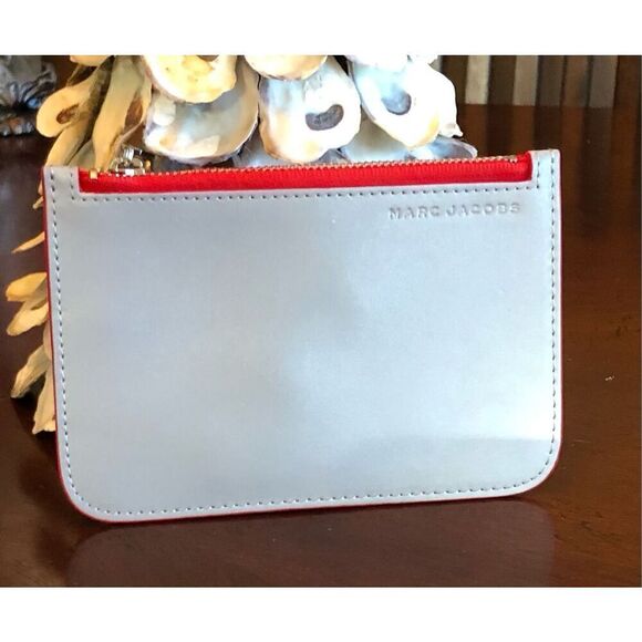 MARC JACOBS - NWOT - Card Case/Key Pouch in Smooth Silver Leather with Red Trim - Picture 9 of 14